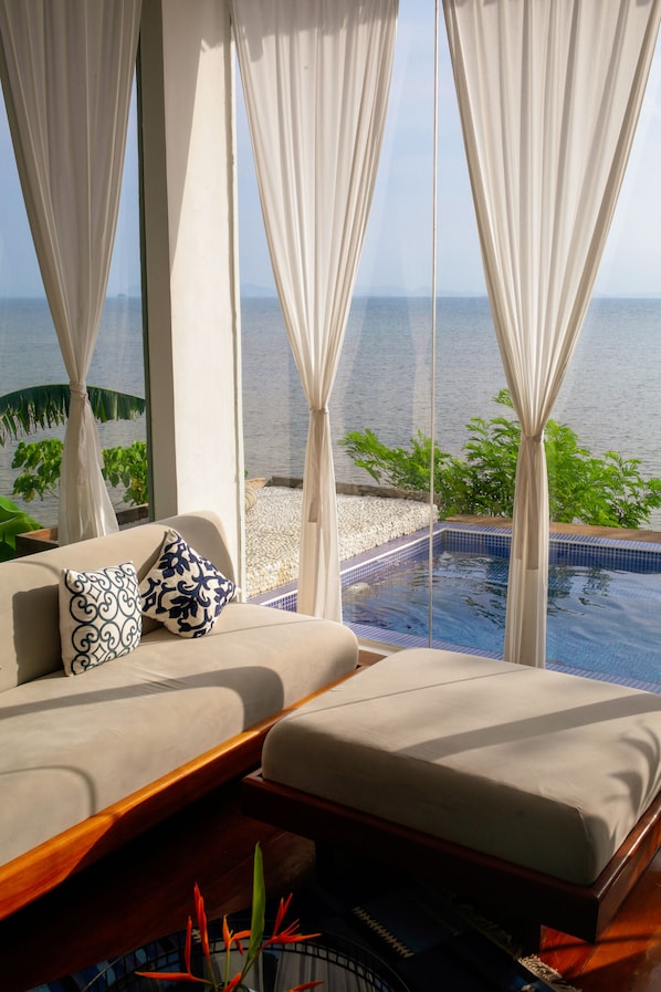 Presidential Suite | Living room | 56-inch Smart TV with digital channels, TV, Netflix