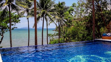 Piscine extérieure, parasols de plage, chaises longues