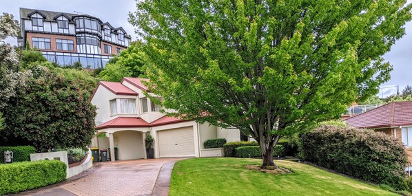 Exterior - Modern studio walking distance to Hobart and Mt Knocklofty (West Hobart)