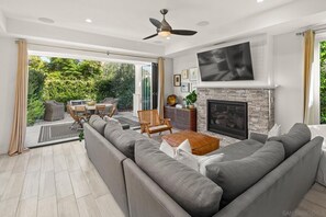 Smart TV, chimenea, videojuegos y estéreo 