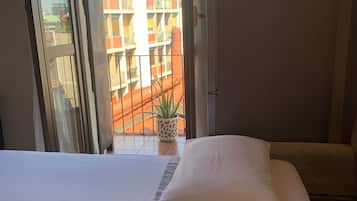 1 dormitori, planxa i posts de planxar i un bressol de viatge