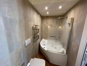 シャワー付き浴槽、ジェットバス、ヘアドライヤー、タオル