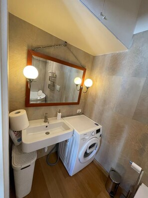 Combined shower/bathtub, jetted bath, hair dryer, towels