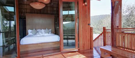 Premium bedding, minibar, blackout drapes, free WiFi