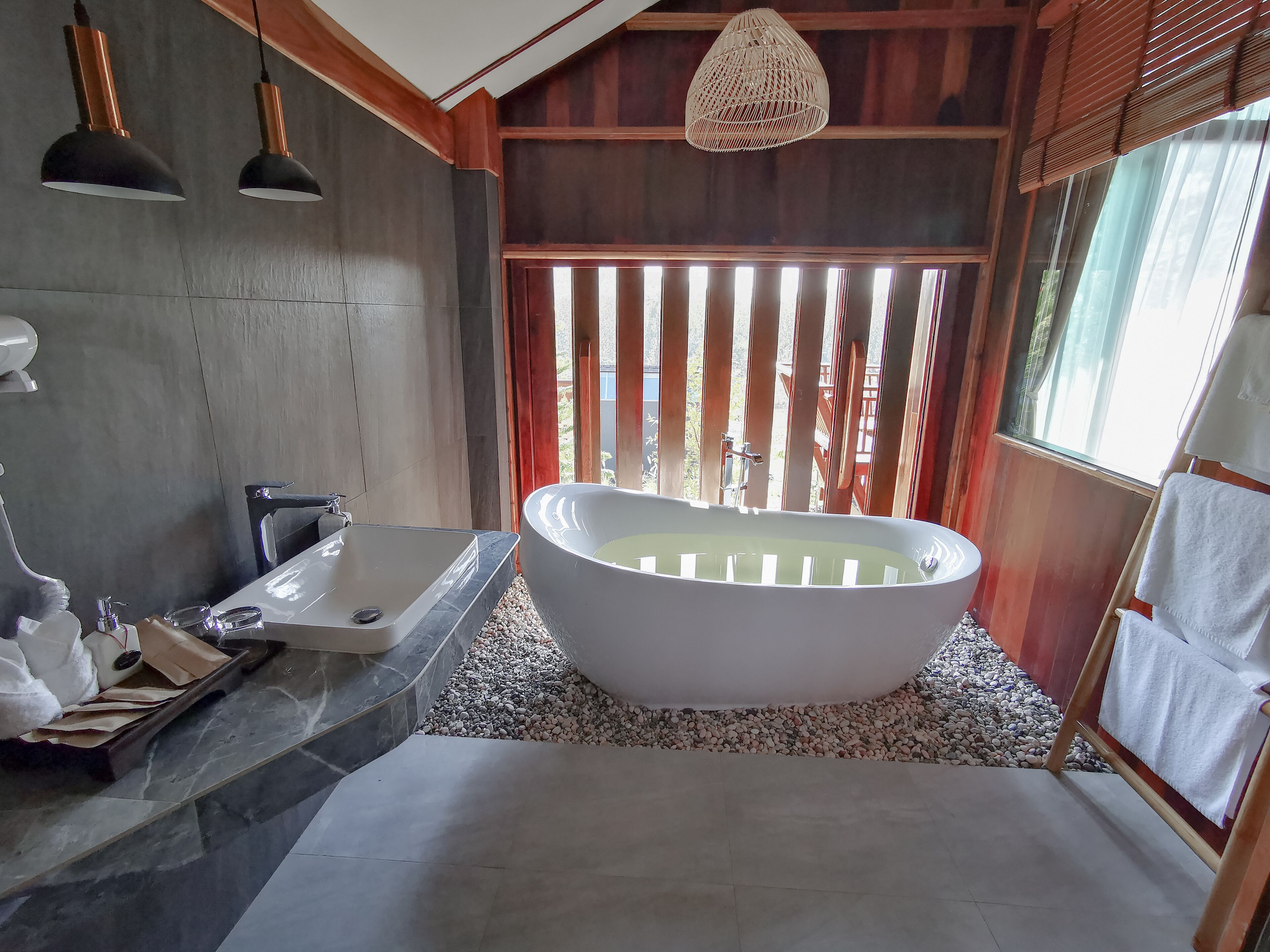 Pan's hut | Bathroom | Separate tub and shower, rainfall showerhead, hair dryer, towels