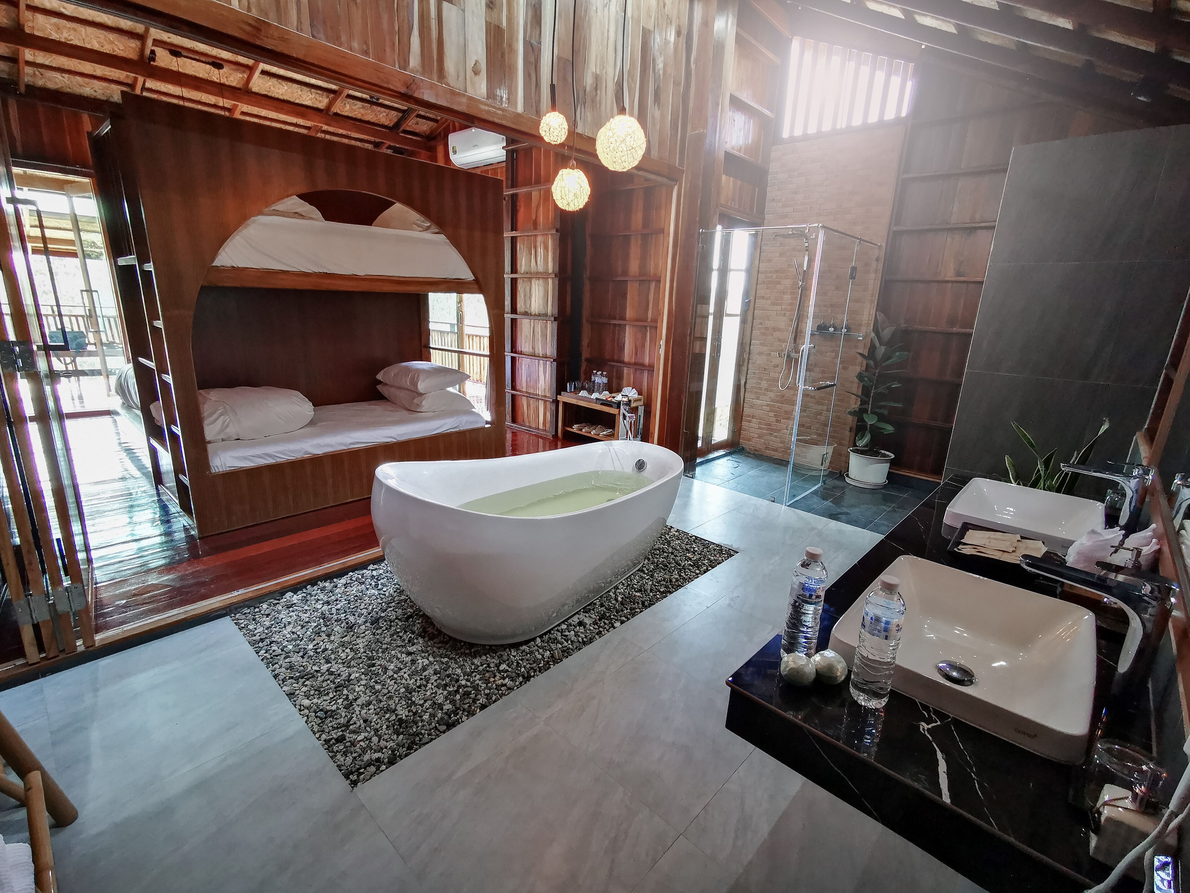 Premium bedding, minibar, blackout curtains, free WiFi