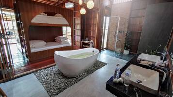 Premium bedding, minibar, blackout curtains, free WiFi