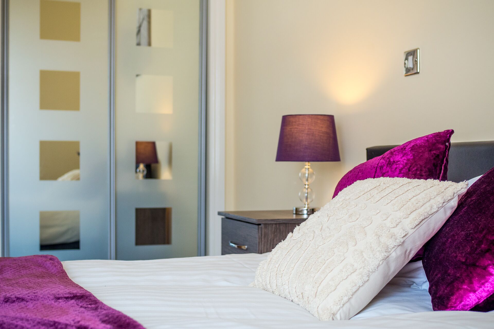 2 عدّة غرف نوم ومكواة/لوح كي وواي فاي مجانًا