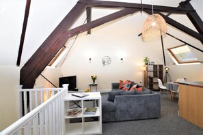 Living area - Converted Chapel in the Cotswolds (Honeybourne)