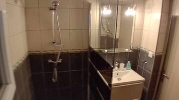 Douche, sĂšche-cheveux, serviettes fournies, papier toilette