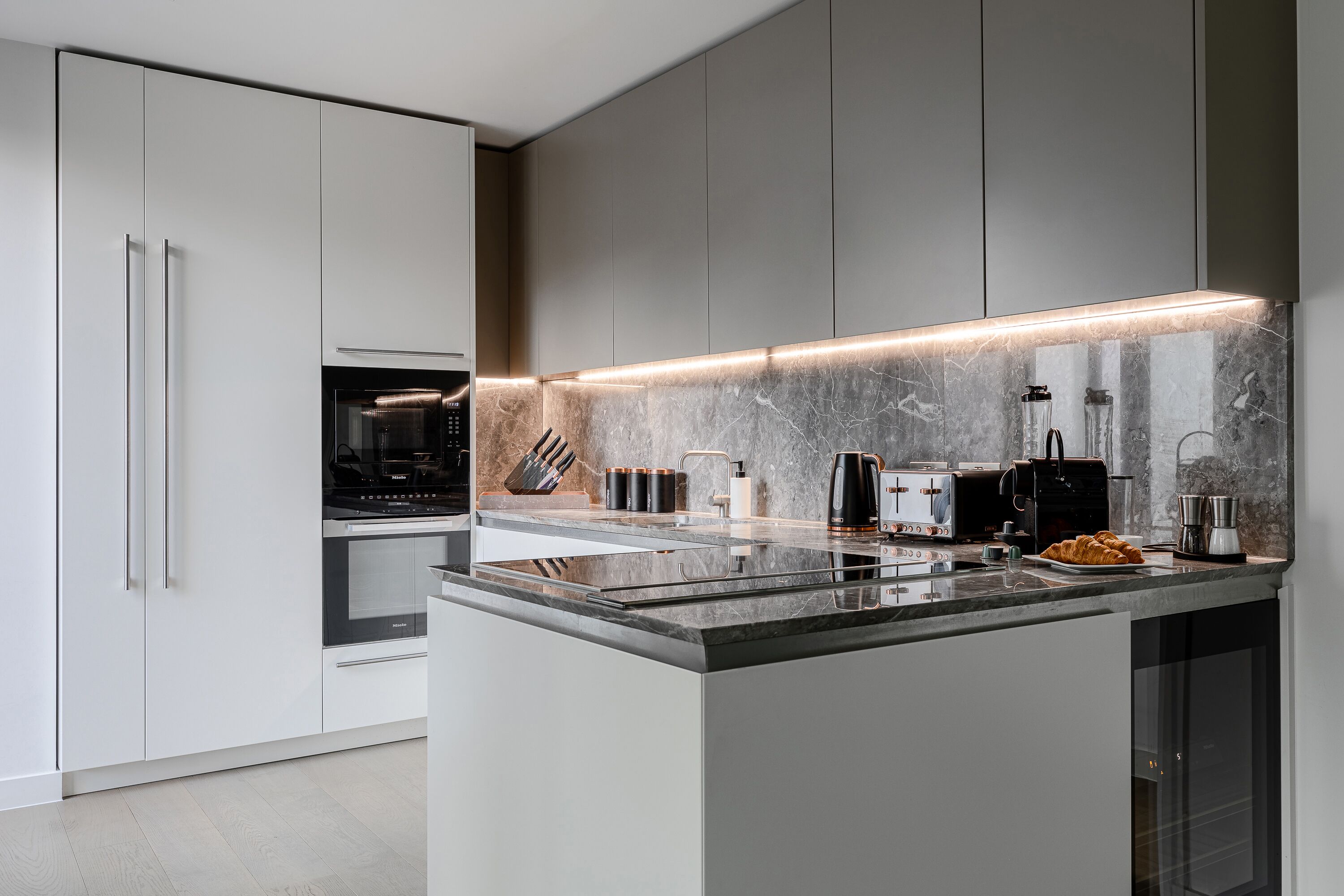 Een koelkast, een magnetron, een oven, een kookplaat