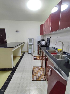 Kühlschrank, Mikrowelle, Ofen, Wasserkocher mit Kaffee-/Teezubehör