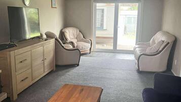 TV connectée, cheminée, livres