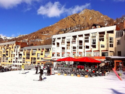 Bright Studio Near Gondola, South-Facing Balcony, 4 Guests, Mountain and Ski Views