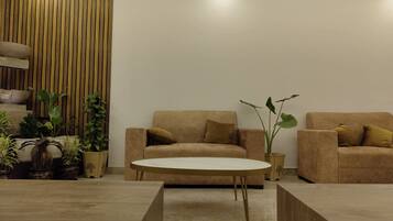 Suite | Living area | 32-inch TV with satellite channels, fireplace
