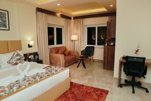 Premium bedding, in-room safe, blackout curtains, soundproofing - Regenta Inn Greater Noida (Greater Noida)