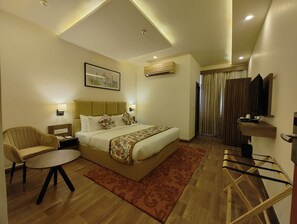 Premium bedding, in-room safe, blackout drapes, soundproofing - Regenta Inn Greater Noida (Greater Noida)