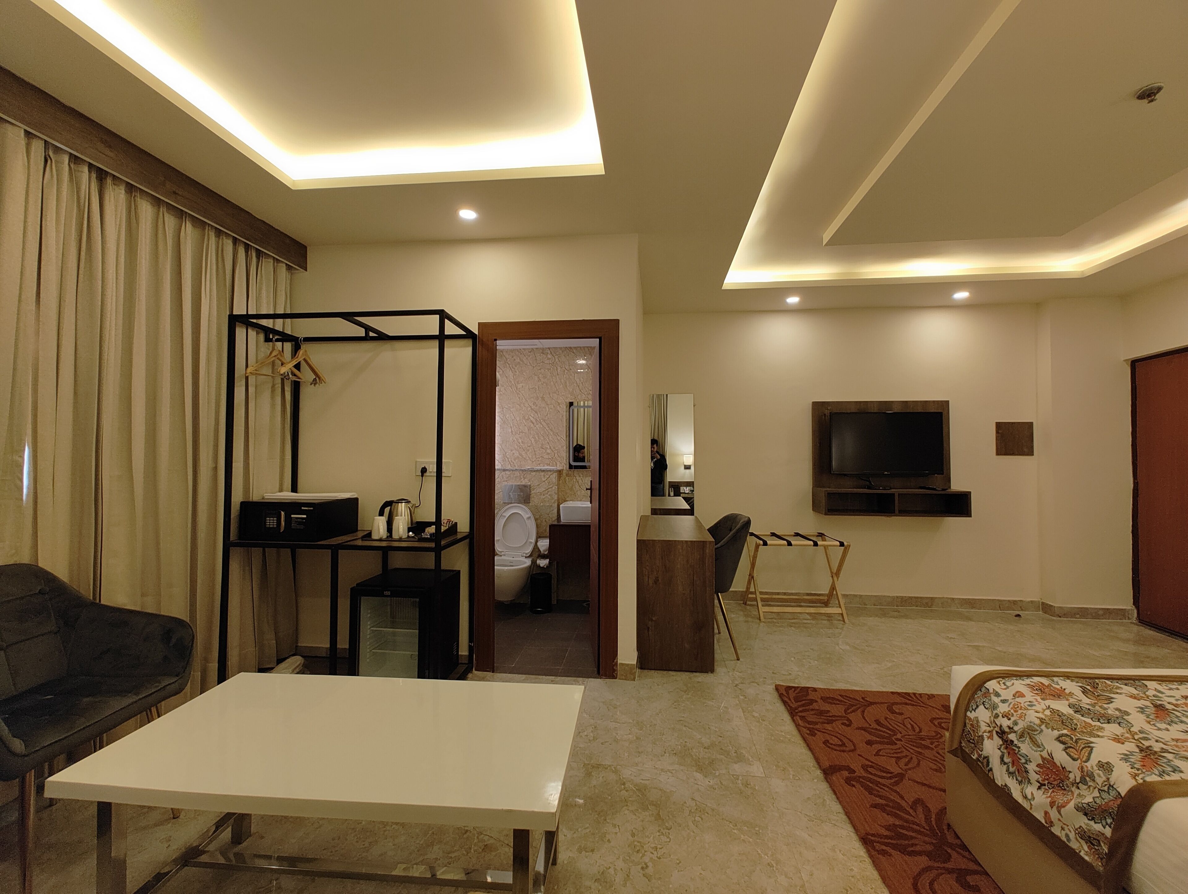 Shower, rainfall showerhead, free toiletries, hair dryer