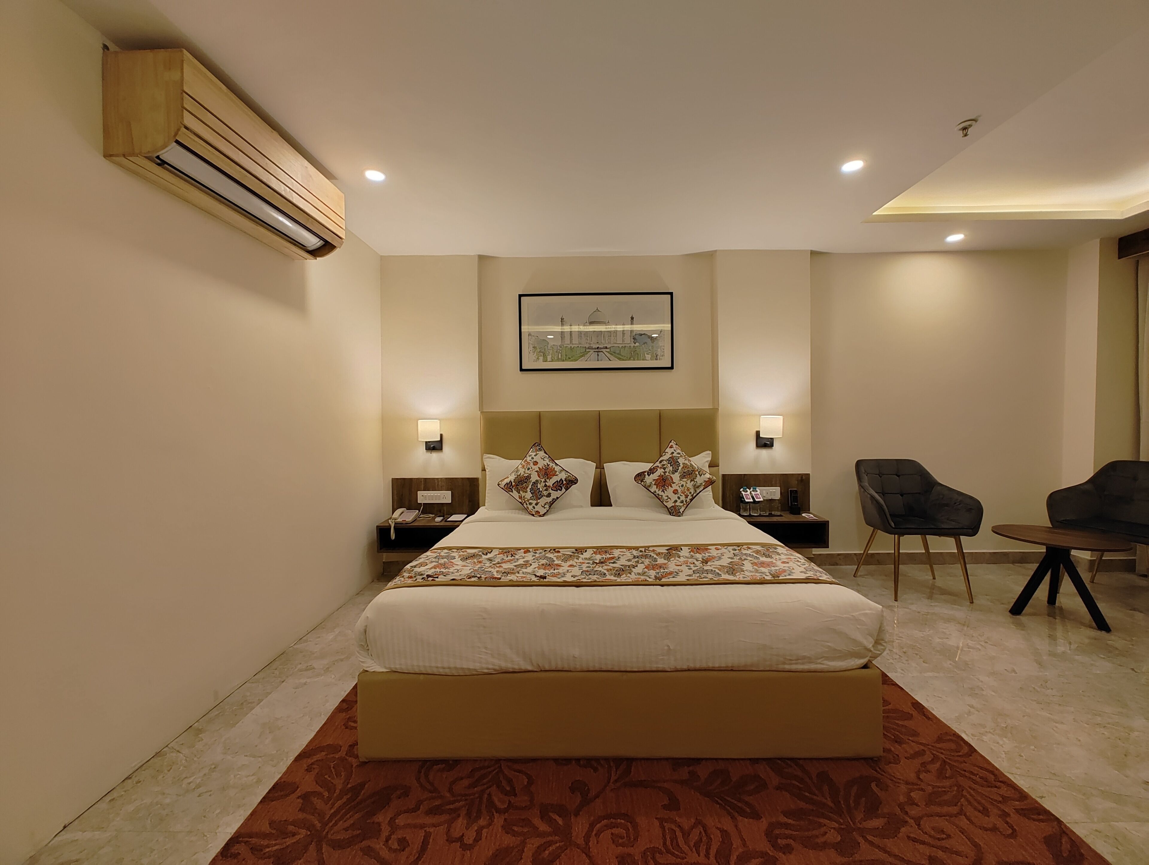 Premium bedding, in-room safe, blackout curtains, soundproofing