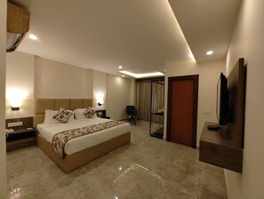 Suite | Bathroom | Shower, rainfall showerhead, free toiletries, hair dryer - Regenta Inn Greater Noida (Greater Noida)