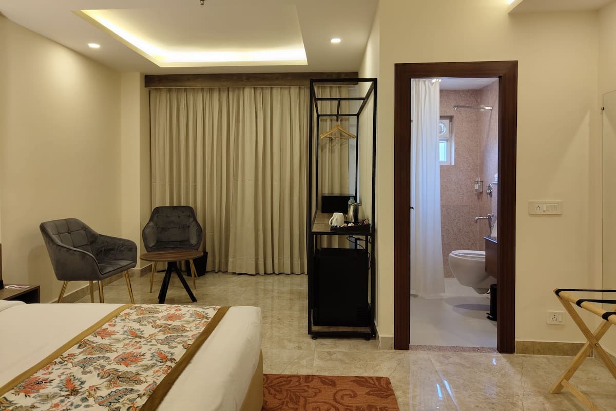 Suite | Premium bedding, in-room safe, blackout drapes, soundproofing