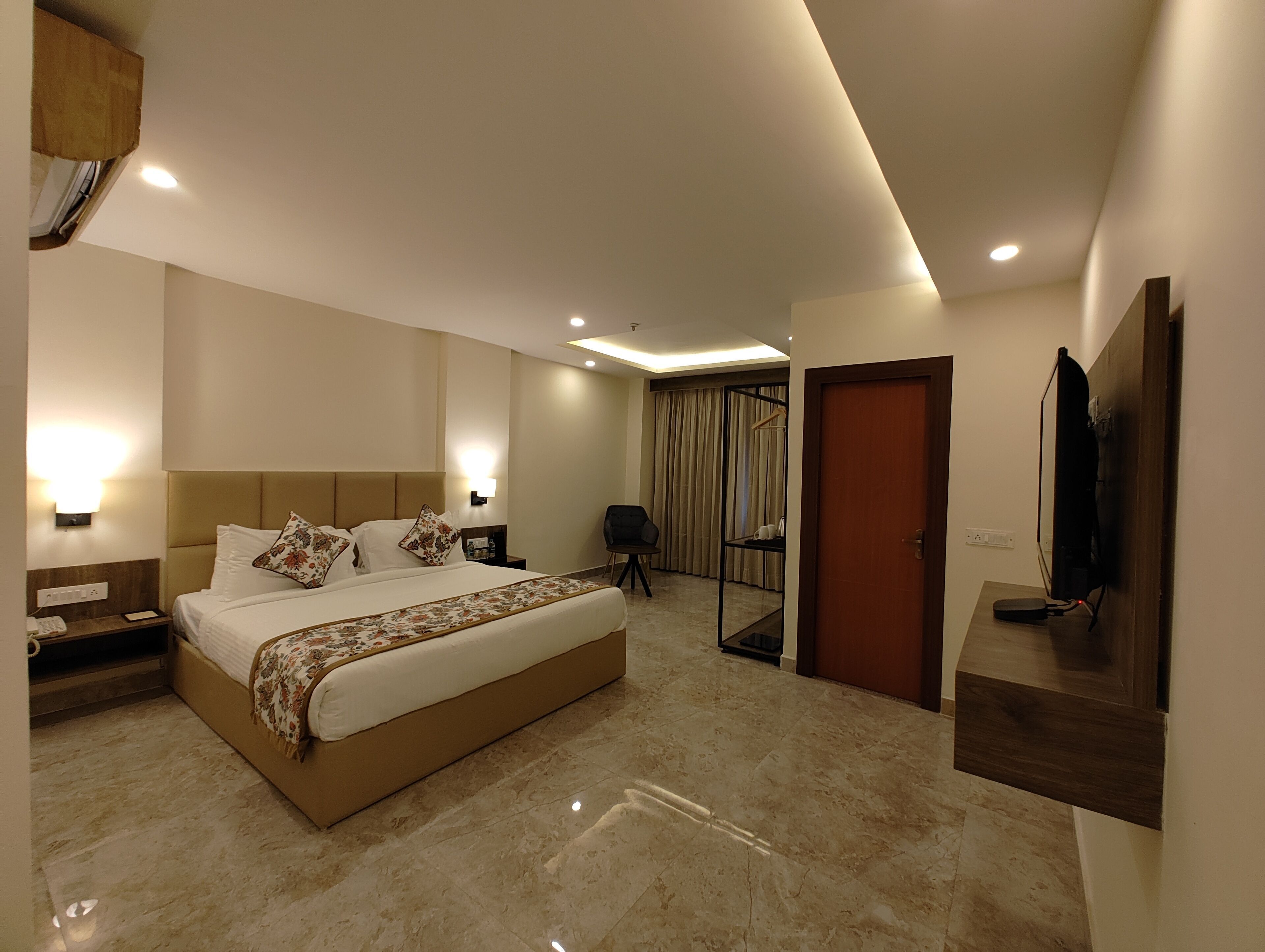 Premium bedding, in-room safe, blackout curtains, soundproofing