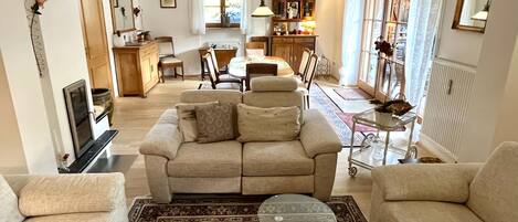 Televisie, een open haard, boeken en een stereo