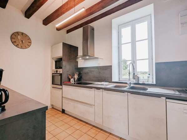 ثلاجة، ميكروويف، غسالة أطباق