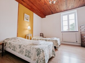 4 bedrooms, free WiFi, bed sheets