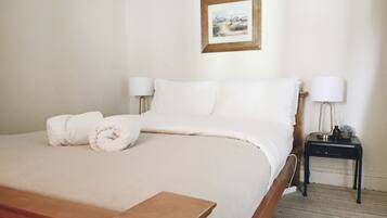 3 bedrooms, desk, iron/ironing board, travel crib