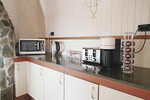 Kylskåp, mikrovågsugn, ugn och spishäll