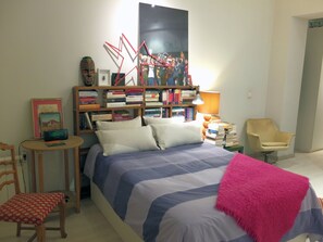 2 bedrooms, iron/ironing board, internet, bed sheets