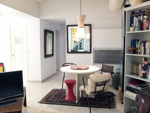 Dining - Cosy artist studio in Barrio de Salamanca (Madrid)