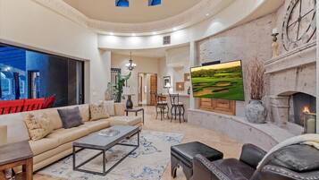 Smart TV, caminetto, libri, impianto stereo