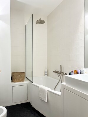 Badewanne, Bidet, Seife, Toilettenpapier