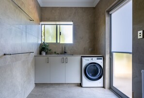 Interior - Lilly Pilly Cottage Margaret River (MARGARET RIVER)