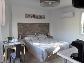 1 chambre, fer et planche à repasser, Wi-Fi gratuit, draps fournis