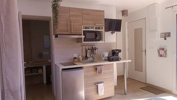 Réfrigérateur, micro-ondes, four, plaque de cuisson