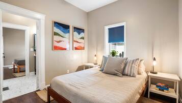 2 quartos, escrivaninha, ferros/tábuas de passar roupa