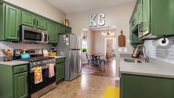 Coffee/tea maker, fridge, microwave, oven