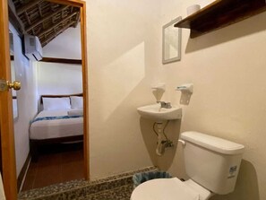 Shower - Habitación Privada con WiFi, Cerca de la Playa (Brisas de Zicatela)