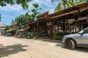 Parking - Fridas Paradise: Playa, Alberca & Restaurante (Brisas de Zicatela)