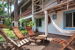 Terrace/patio - Fridas Paradise: Playa, Alberca & Restaurante (Brisas de Zicatela)