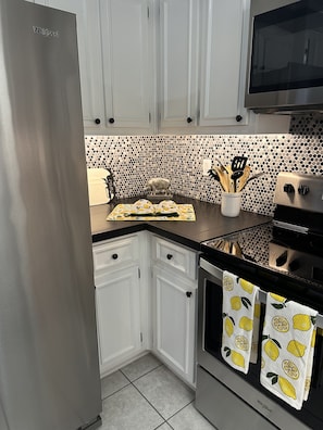 Fridge, microwave, oven, stovetop - Furnished 3BR Home, Near Bruce’s Field & Polo Grounds, Short & Extended Stays (Aiken)