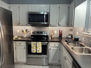 Réfrigérateur, micro-ondes, four, plaque de cuisson