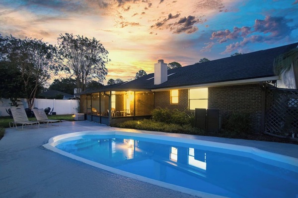 Cozy poolside retreat with screened patio for relaxing sunsets~
This home is recommended for swimmers only>>