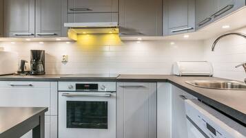 Frigorifero, microonde, lavastoviglie, pentole/stoviglie/utensili