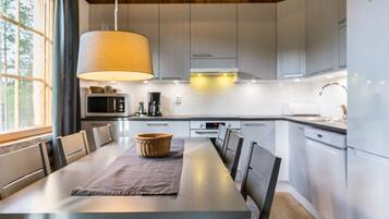 Fridge, microwave, dishwasher, cookware/dishes/utensils