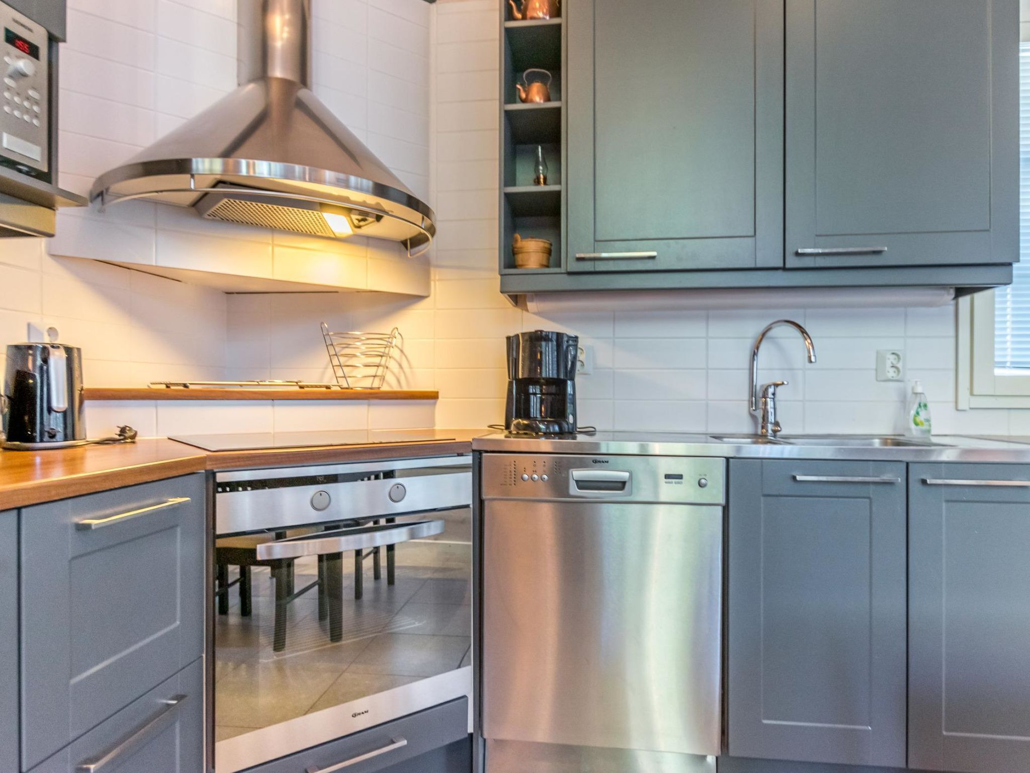 Kühlschrank, Mikrowelle, Geschirrspüler, Kochgeschirr/Geschirr/Besteck