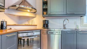 Fridge, microwave, dishwasher, cookware/dishes/utensils